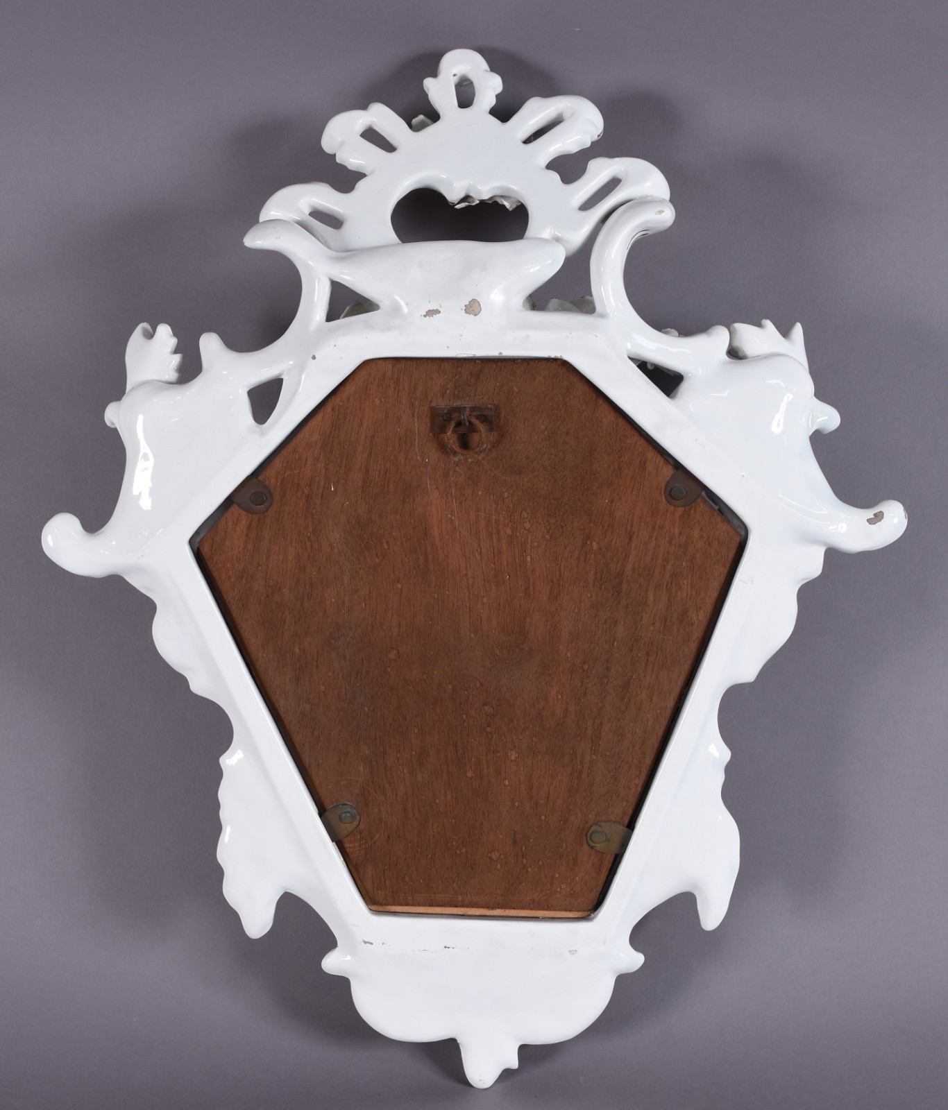 Espelho com moldura de porcelana decorada com flores em relevo e... - foto 4 de 5