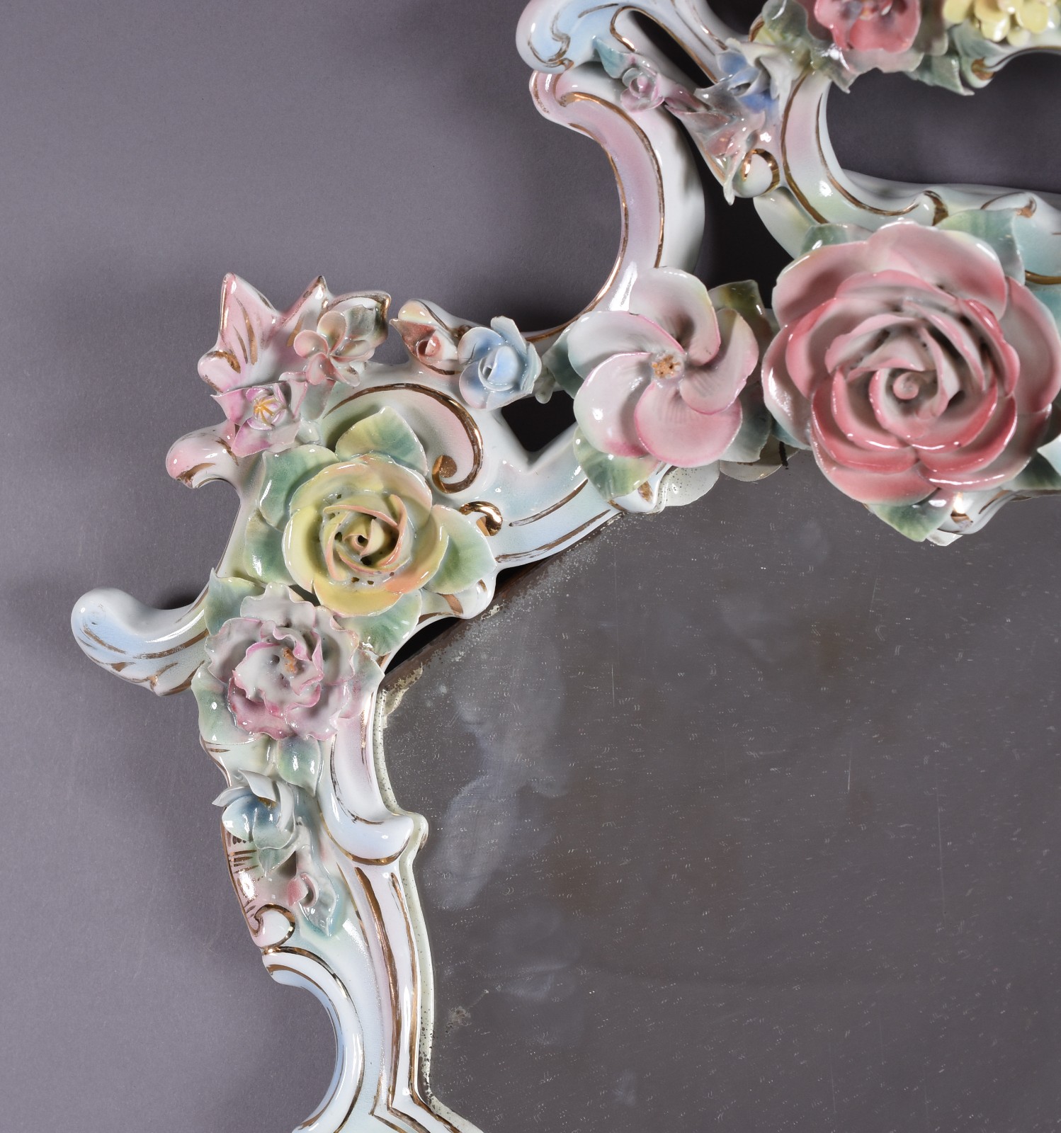 Espelho com moldura de porcelana decorada com flores em relevo e... - foto 2 de 5