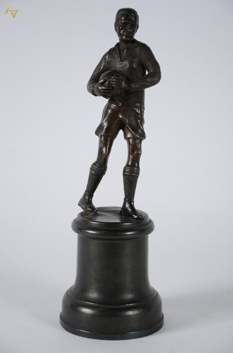 Escultura em bronze rep. jogador de football, déc. de 40. Alt. 36 cm - foto 1 de 4