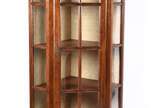 Vitrine de canto de madeira nobre, estilo colon... - Vitrine de canto de madeira nobre, estilo colonial brasileiro,  porta de vidro e prateleiras internas.