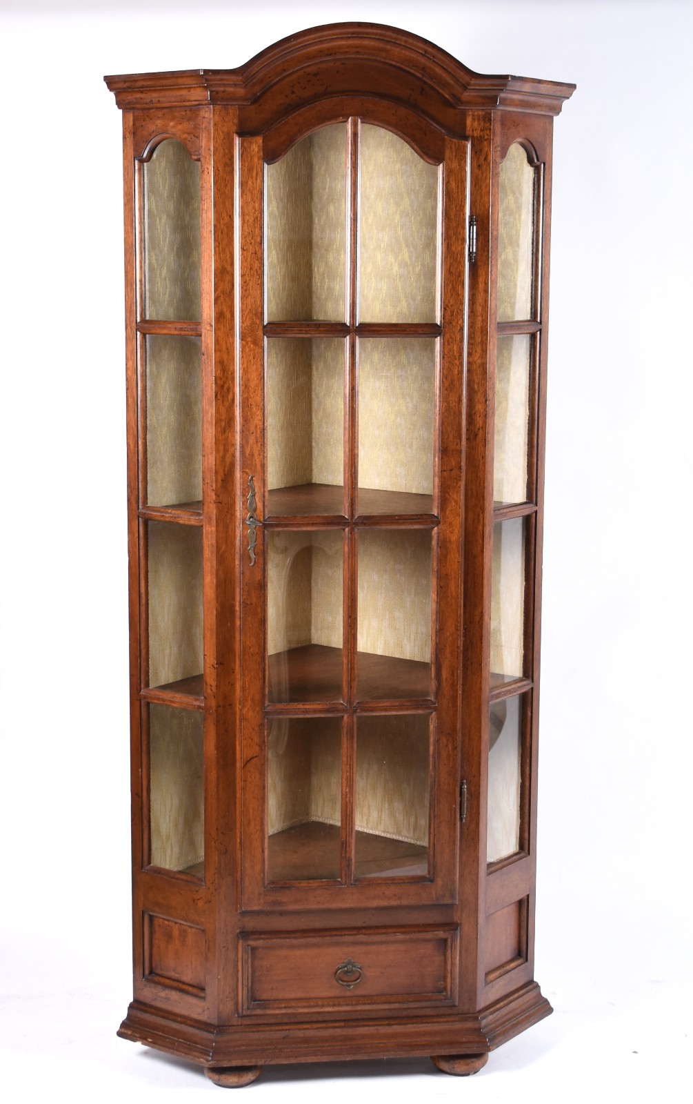 Vitrine de canto de madeira nobre, estilo colonial brasileiro, porta... - foto 2 de 7