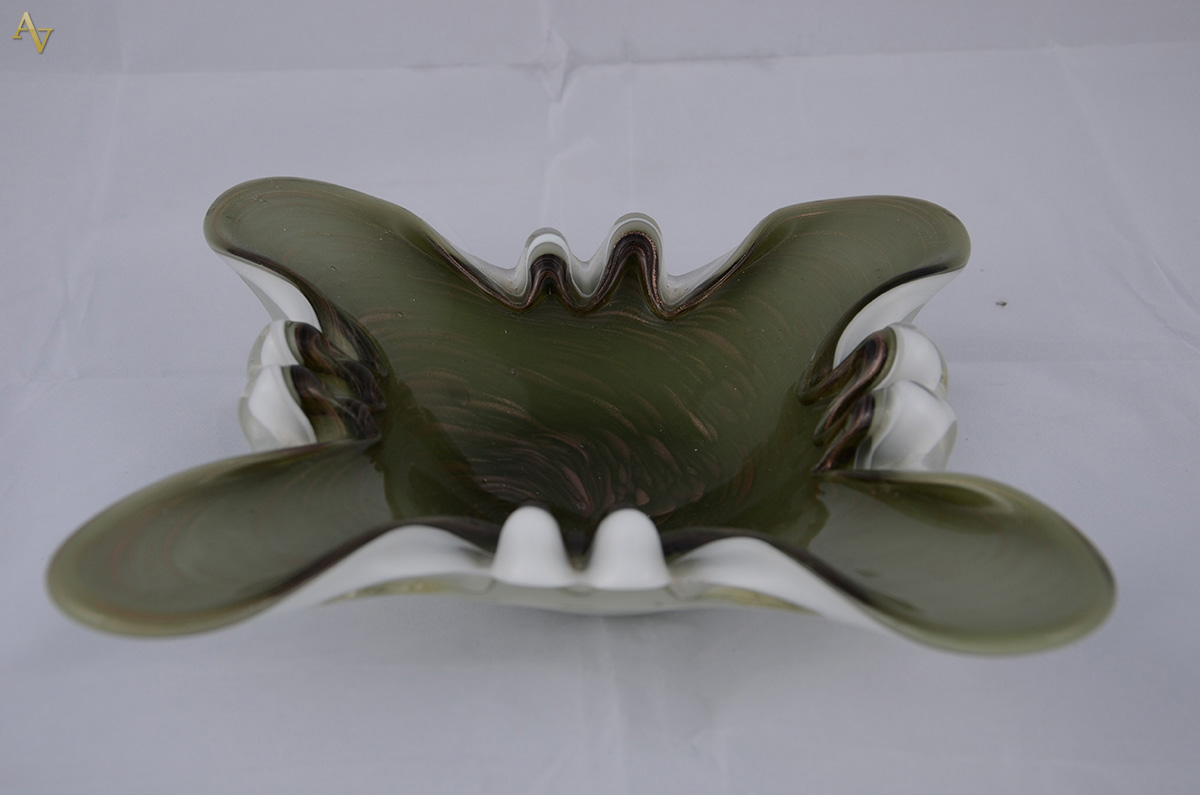 FRATELLI TOSO. Bowl em vidro de murano, de forma ameboide. Exterior...