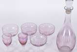 Conjunto de licoreira, 4 taças para champagne e... - Conjunto de licoreira, 4 taças para champagne e 2 para licor em demi cristal na cor lilás com gomos lapidados (bocal lascado).