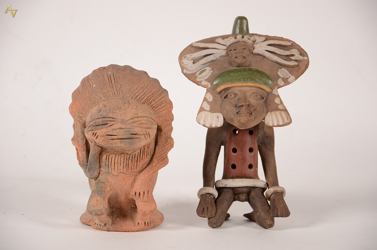 Duas divindades Astecas de barro (Alt. 20 e 16 cm)