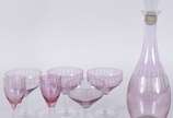 Conjunto de licoreira, 4 taças para champagne e... - Conjunto de licoreira, 4 taças para champagne e 2 para licor em demi cristal na cor lilás com gomos lapidados (bocal lascado).