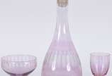 Conjunto de licoreira, 4 taças para champagne e... - Conjunto de licoreira, 4 taças para champagne e 2 para licor em demi cristal na cor lilás com gomos lapidados (bocal lascado).