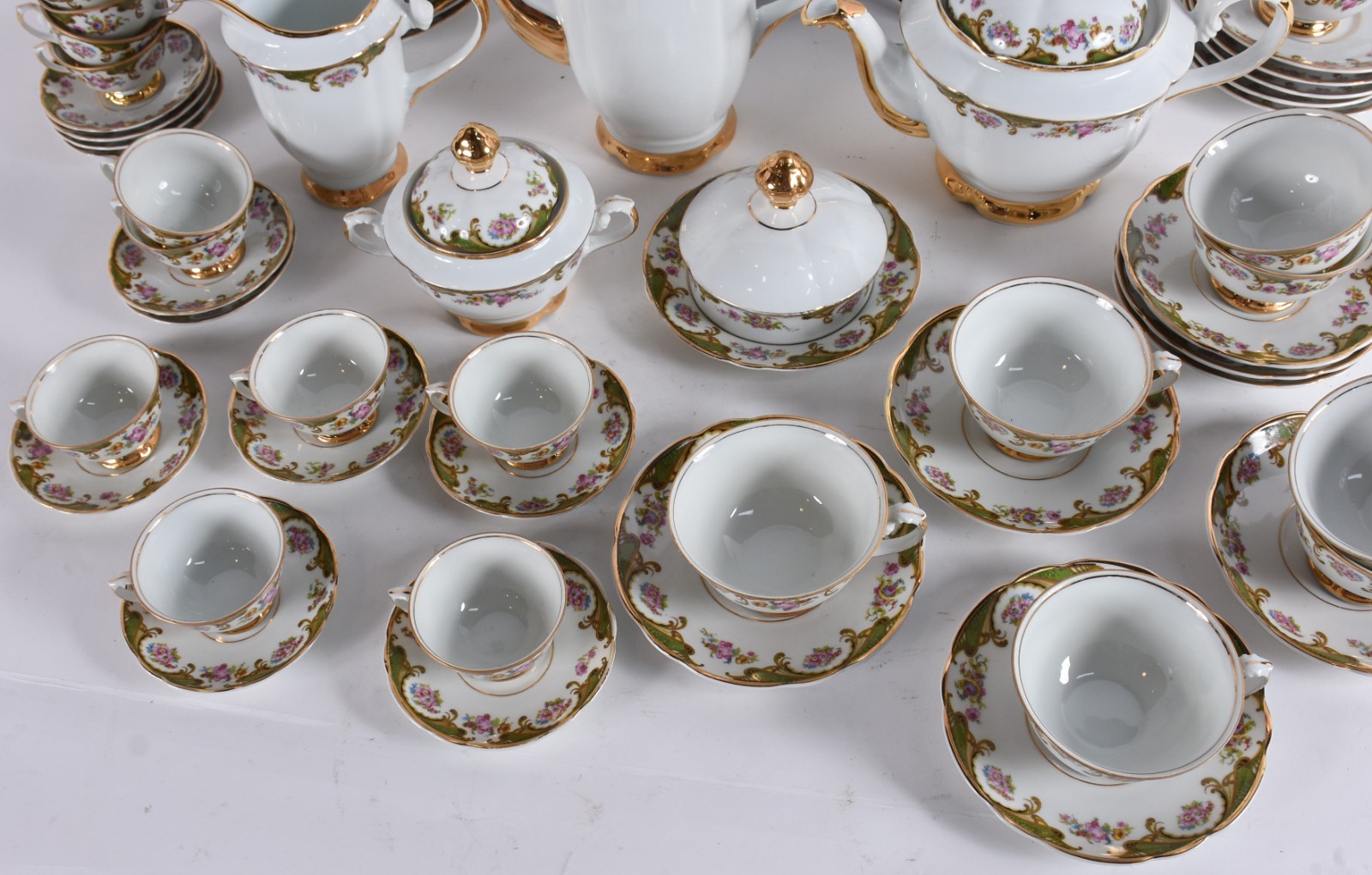 Aparelho de porcelana Real para chá e café na cor branca decorado com... - foto 3 de 5