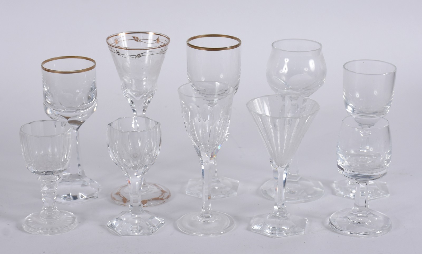 Serviço de taças de cristal, modelos diversos , no estojo (faltando 2... - foto 1 de 9