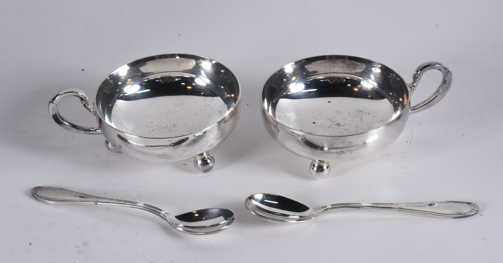 Dezoito taças para sorvete com colheres de metal (no estojo). - foto 3 de 7