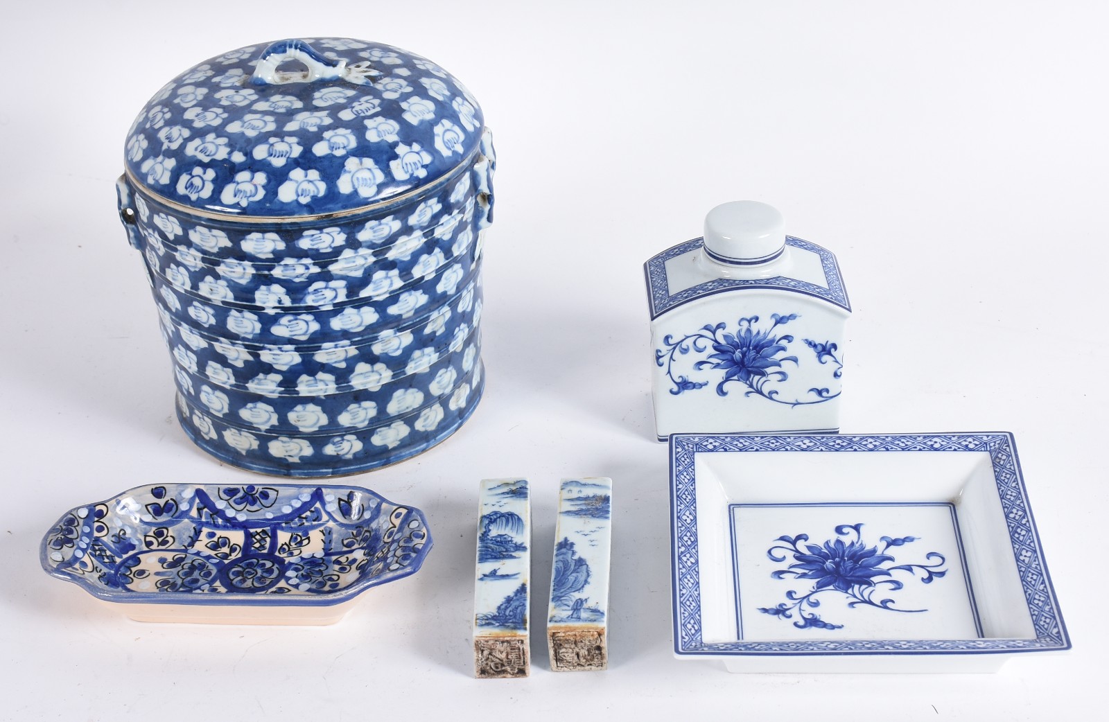Seis peças de porcelana azul e branca, sendo: potiche; perfumeiro; e... - foto 1 de 8