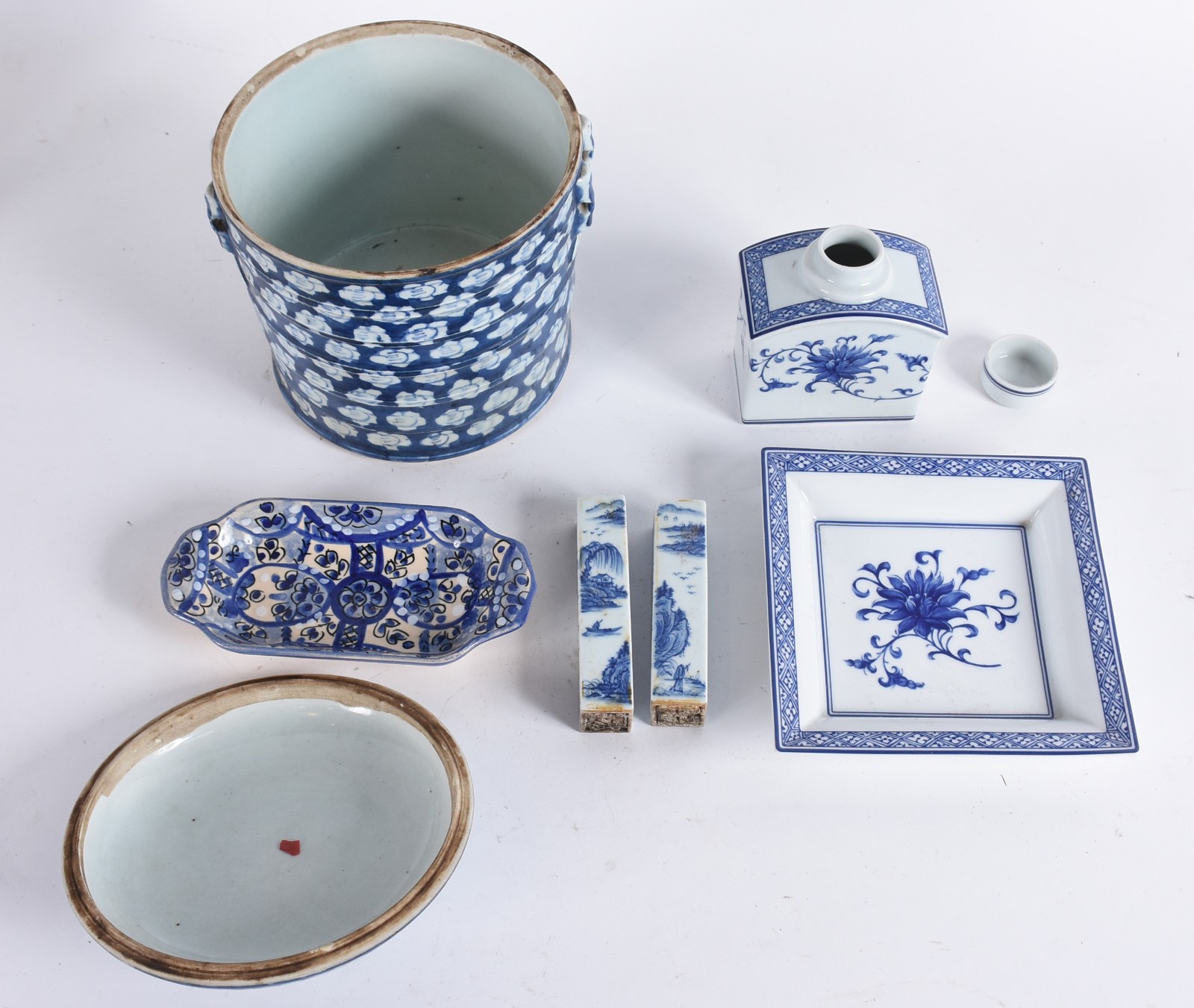 Seis peças de porcelana azul e branca, sendo: potiche; perfumeiro; e... - foto 2 de 8