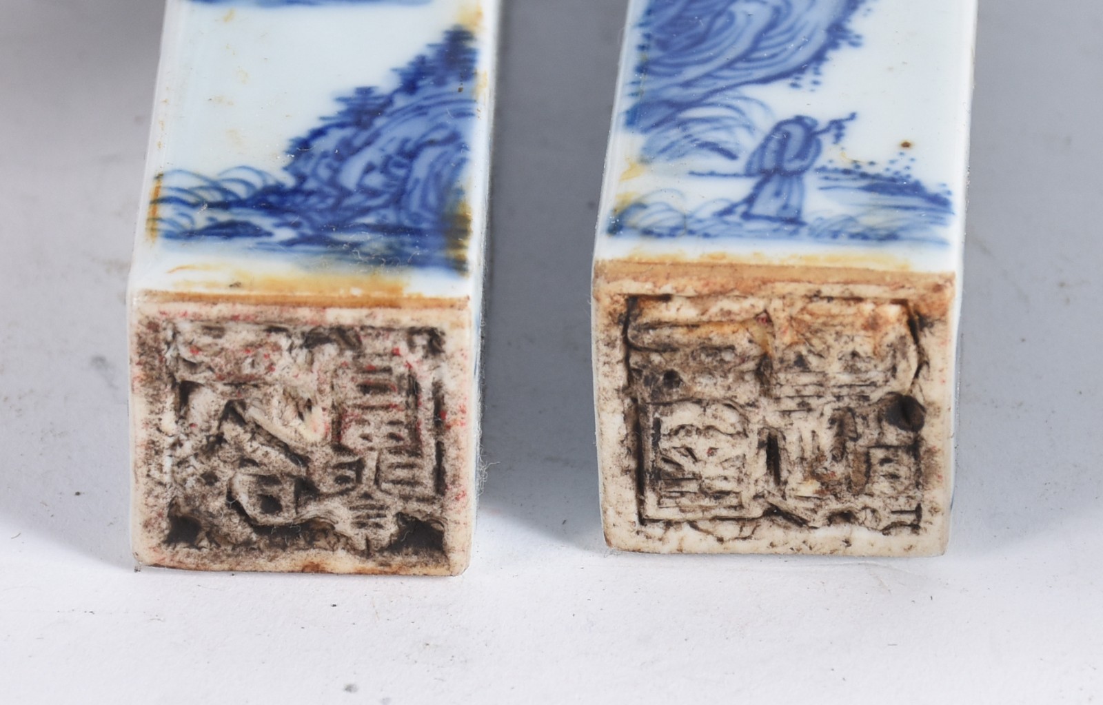 Seis peças de porcelana azul e branca, sendo: potiche; perfumeiro; e... - foto 3 de 8
