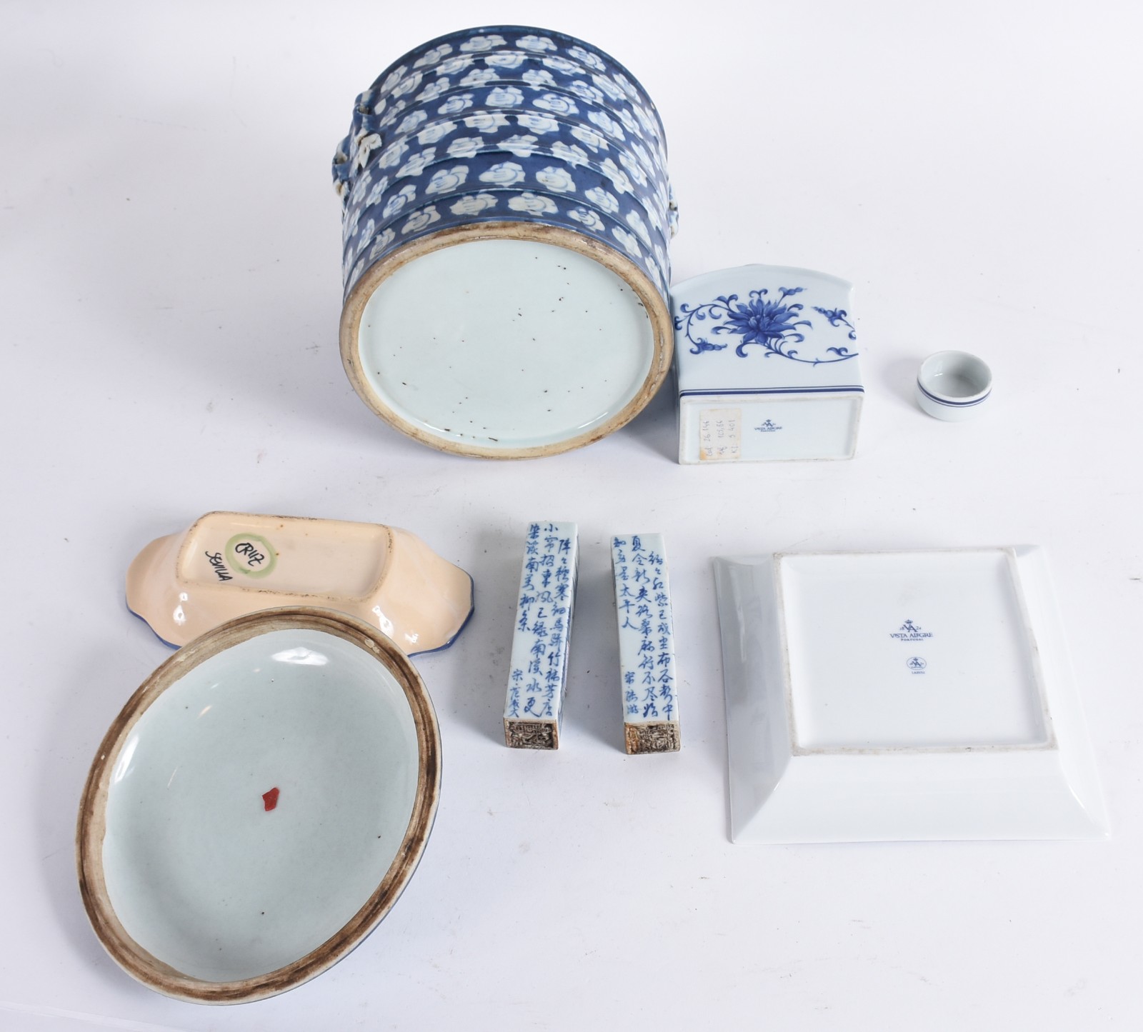 Seis peças de porcelana azul e branca, sendo: potiche; perfumeiro; e... - foto 4 de 8