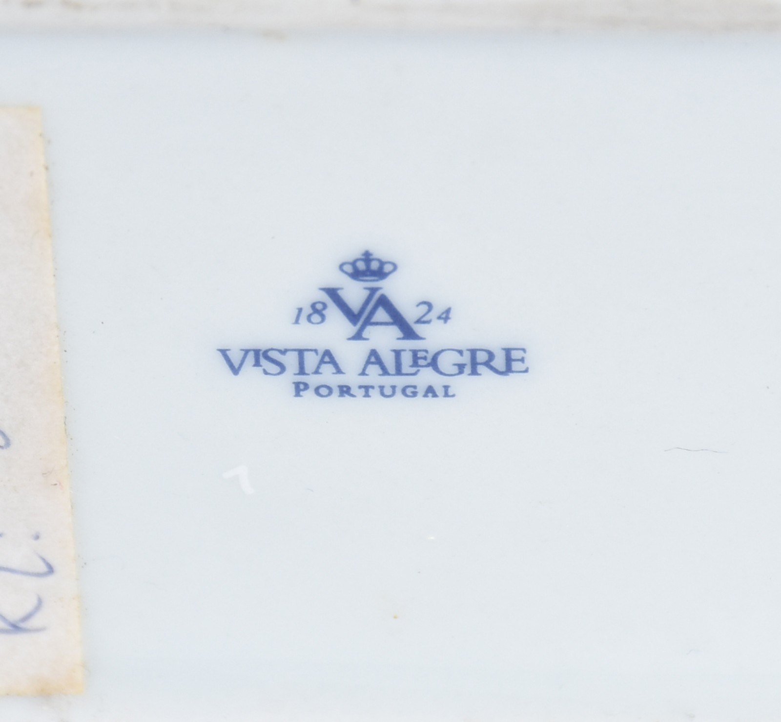 Seis peças de porcelana azul e branca, sendo: potiche; perfumeiro; e... - foto 7 de 8