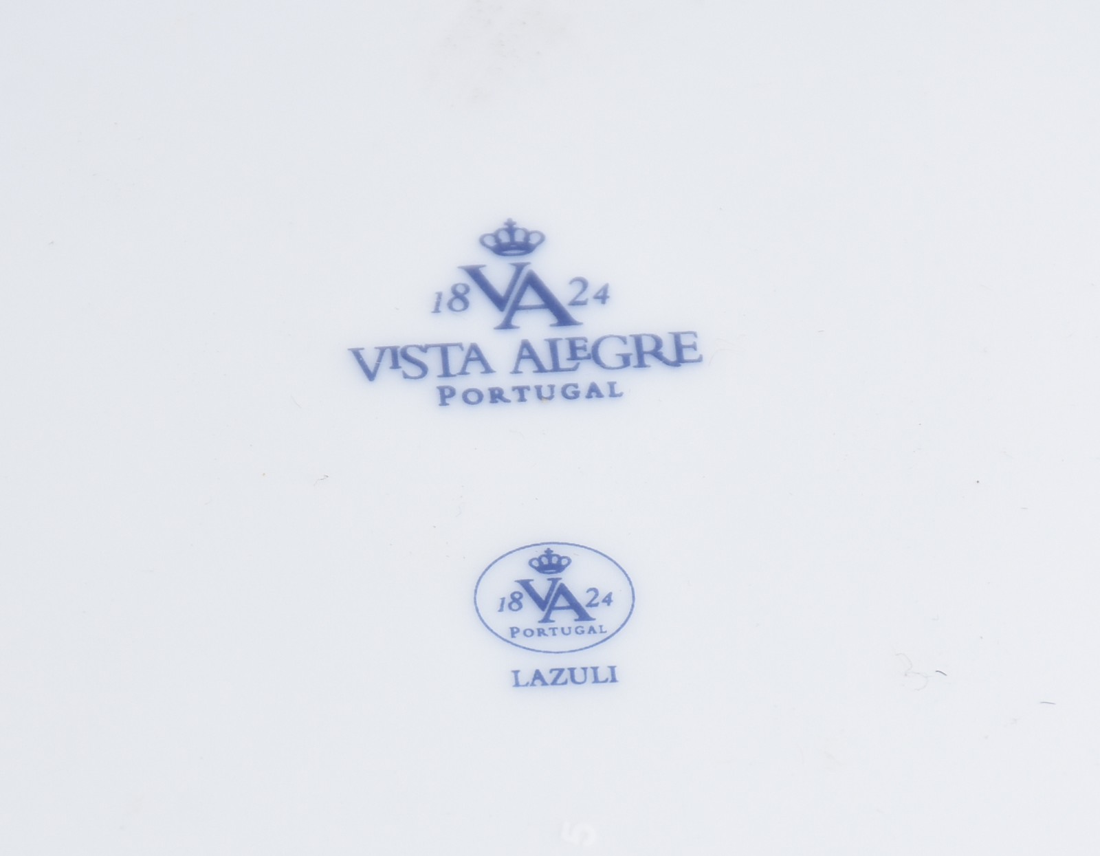Seis peças de porcelana azul e branca, sendo: potiche; perfumeiro; e... - foto 8 de 8