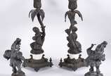 Diversas peças, sendo: par de castiçais frances... - Diversas peças, sendo: par de castiçais franceses em Fer Forget, um deles faltando folha e par de esculturas representando soldados.