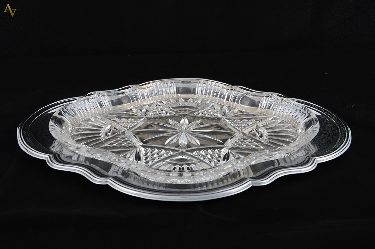 Bandeja de metal prateado com recipiente de cristal, med. 40 x 30 cm.