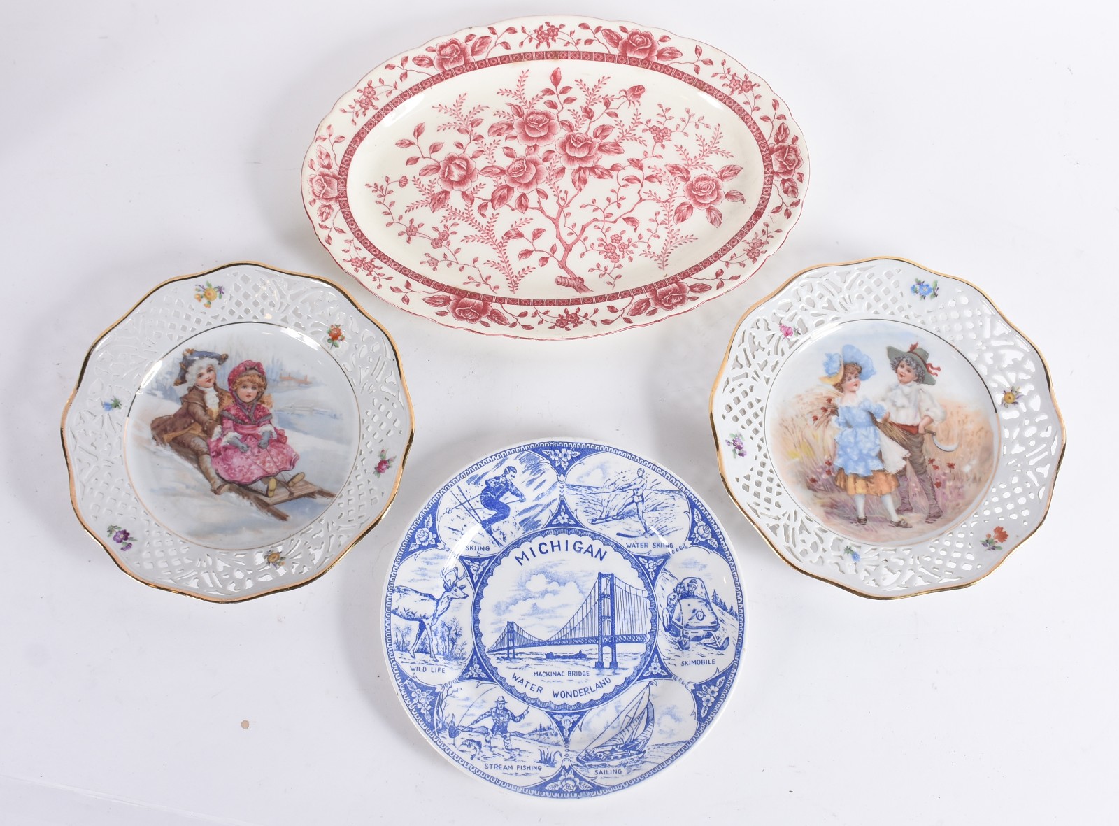 Lote com tres pratos, sendo dois da Bavaria com bordas vazadas e uma... - foto 1 de 4