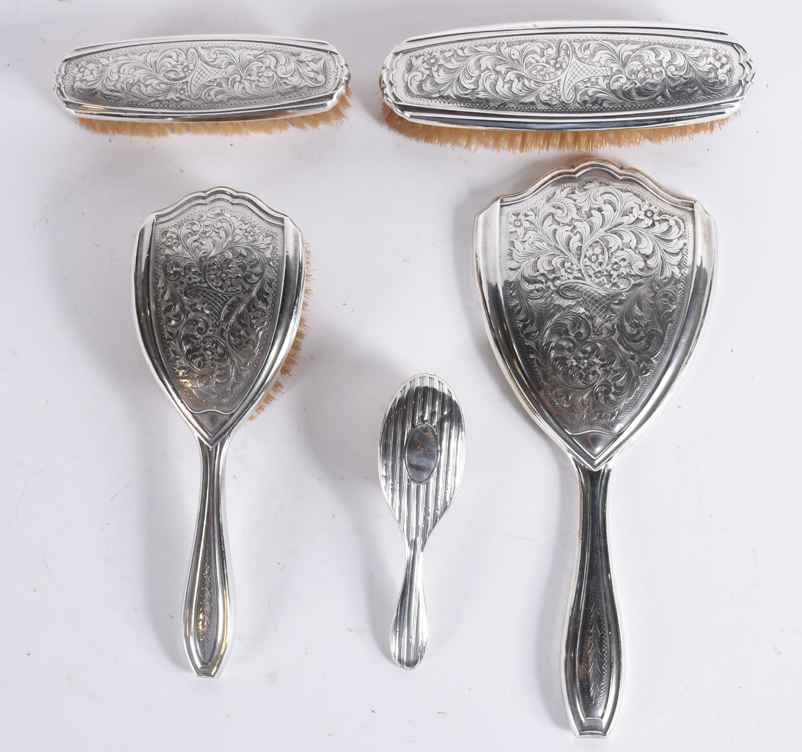 Conjunto para toilette de prata contrastada composto de tres escovas... - foto 1 de 4