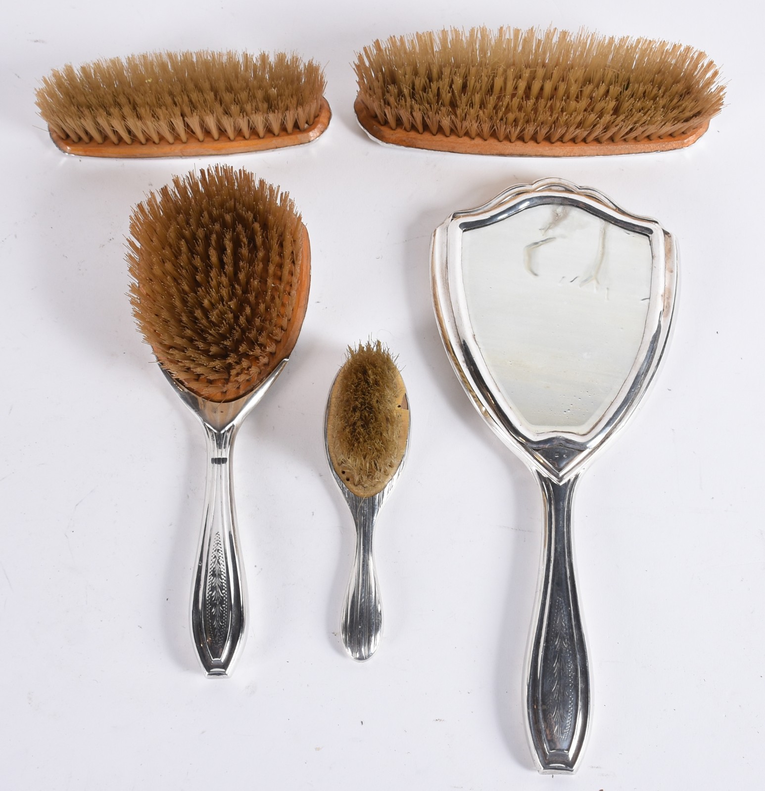 Conjunto para toilette de prata contrastada composto de tres escovas... - foto 2 de 4