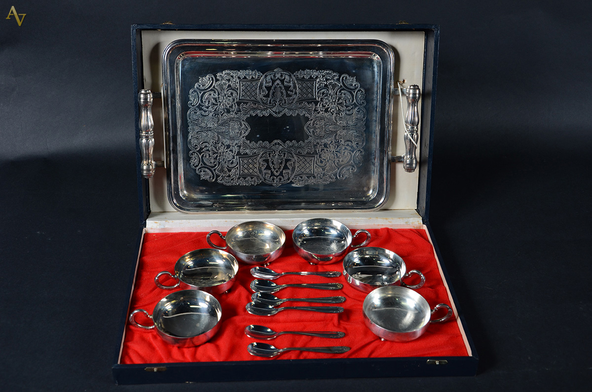 Seis taças de sorvete de metal prateado com colheres e bandeja (no... - foto 1 de 3