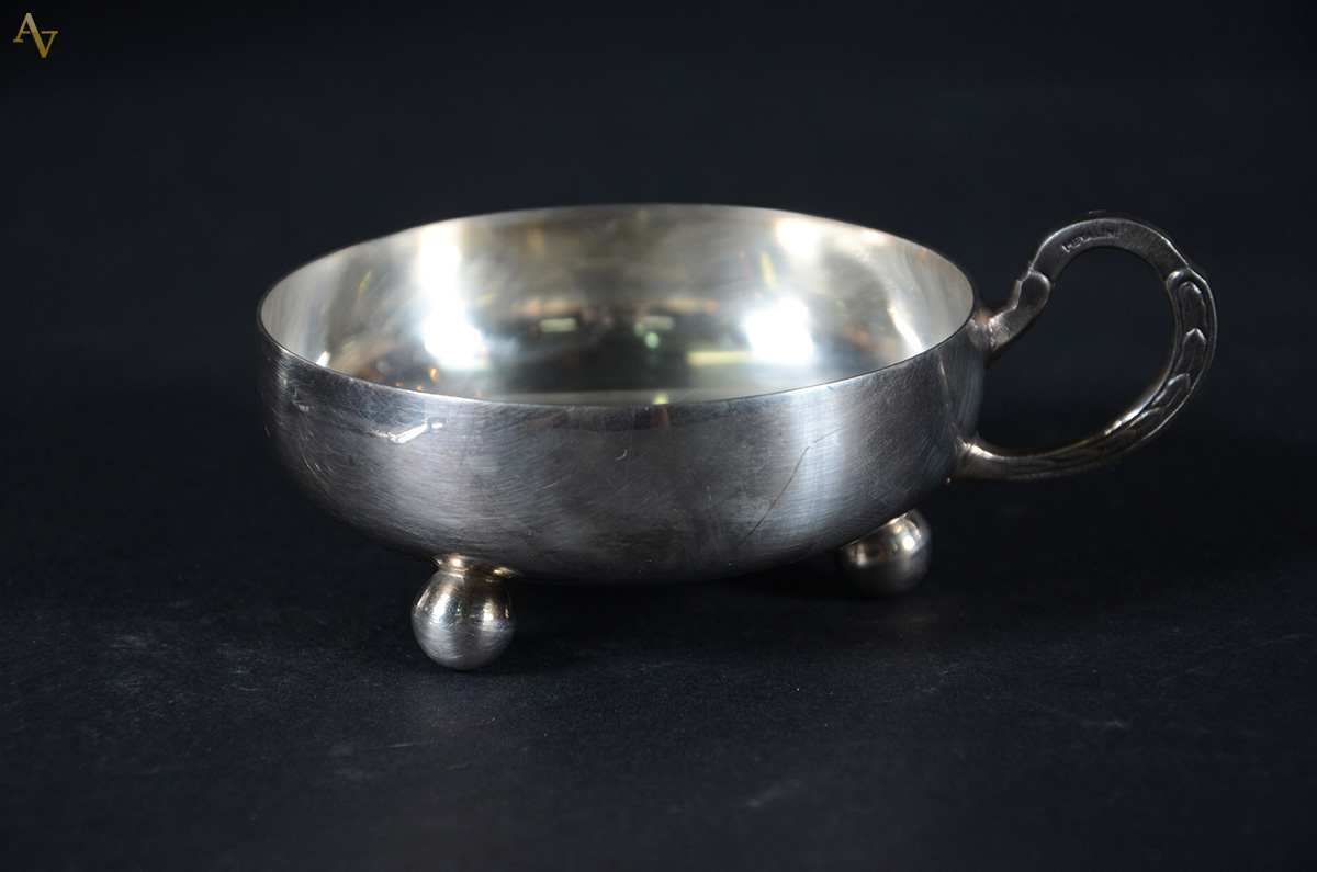 Seis taças de sorvete de metal prateado com colheres e bandeja (no... - foto 2 de 3