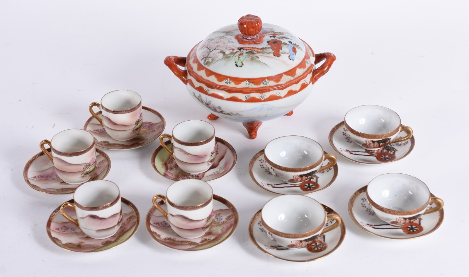 Diversas peças, sendo: 9 xícaras diversas de porcelana japonesa com... - foto 1 de 10