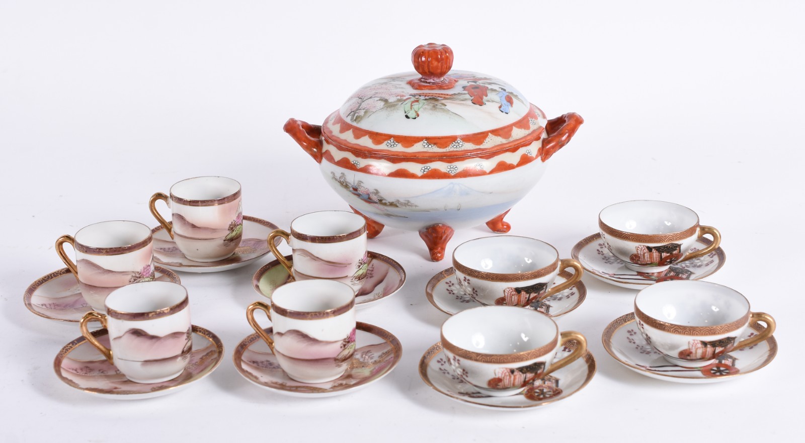 Diversas peças, sendo: 9 xícaras diversas de porcelana japonesa com... - foto 2 de 10