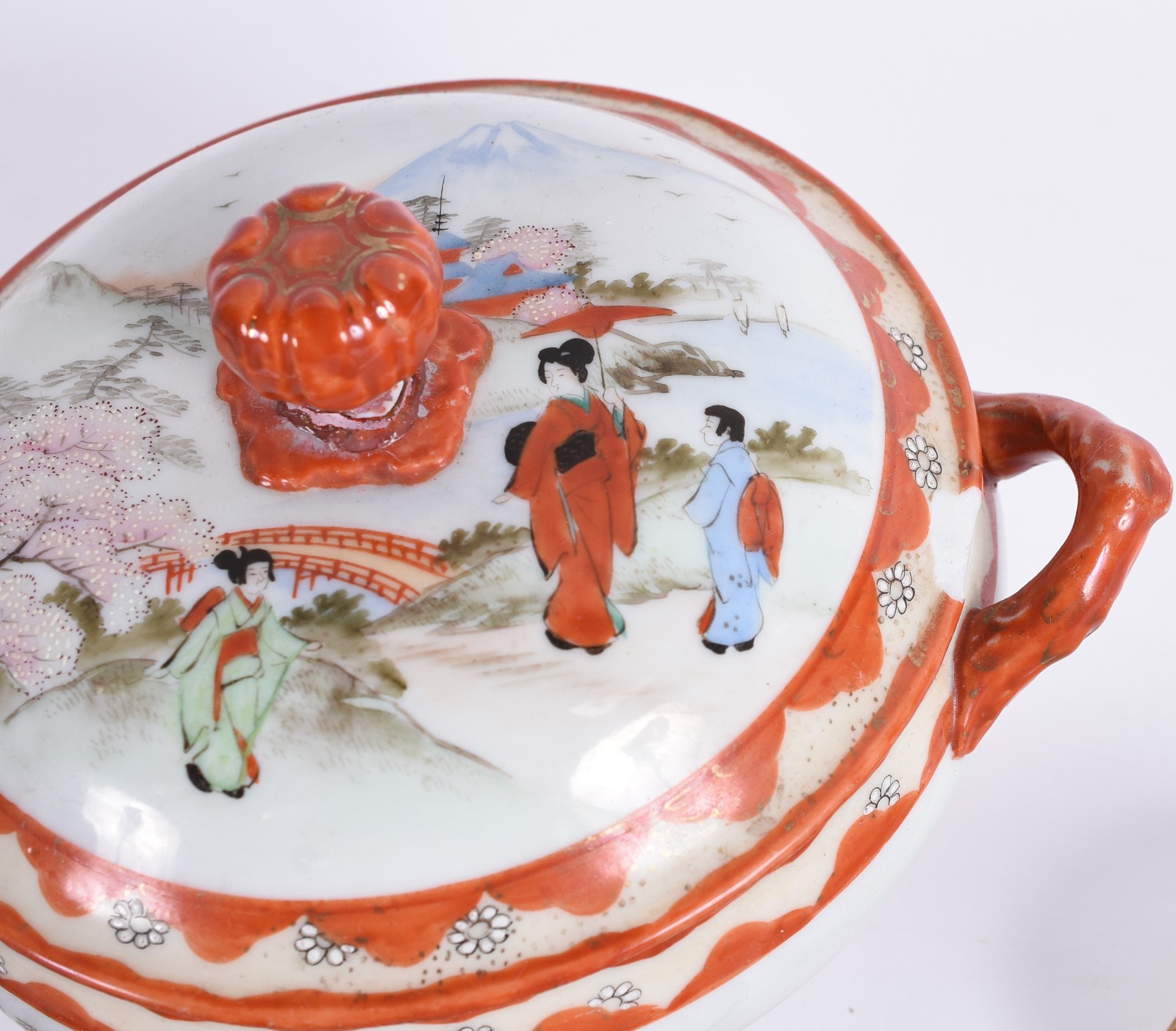 Diversas peças, sendo: 9 xícaras diversas de porcelana japonesa com... - foto 6 de 10