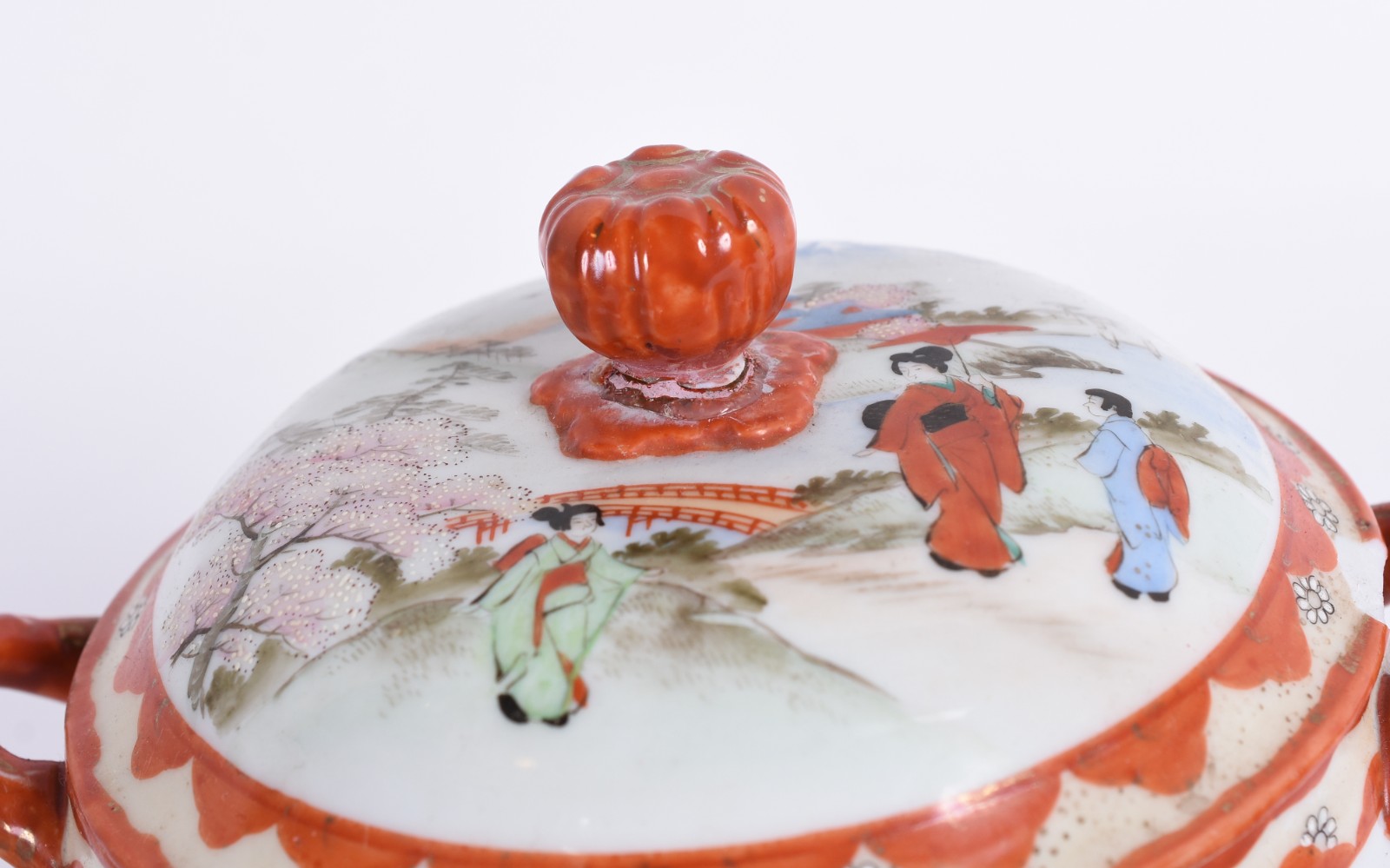 Diversas peças, sendo: 9 xícaras diversas de porcelana japonesa com... - foto 7 de 10