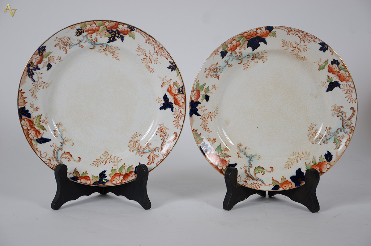 Par de pratos ingleses c/ decoração floral, diam.22,5 cm - foto 1 de 2