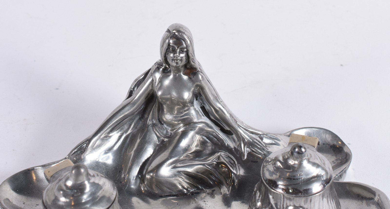 Tinteiro de metal Art Noveau com figura feminina ao centro e dois... - foto 2 de 6