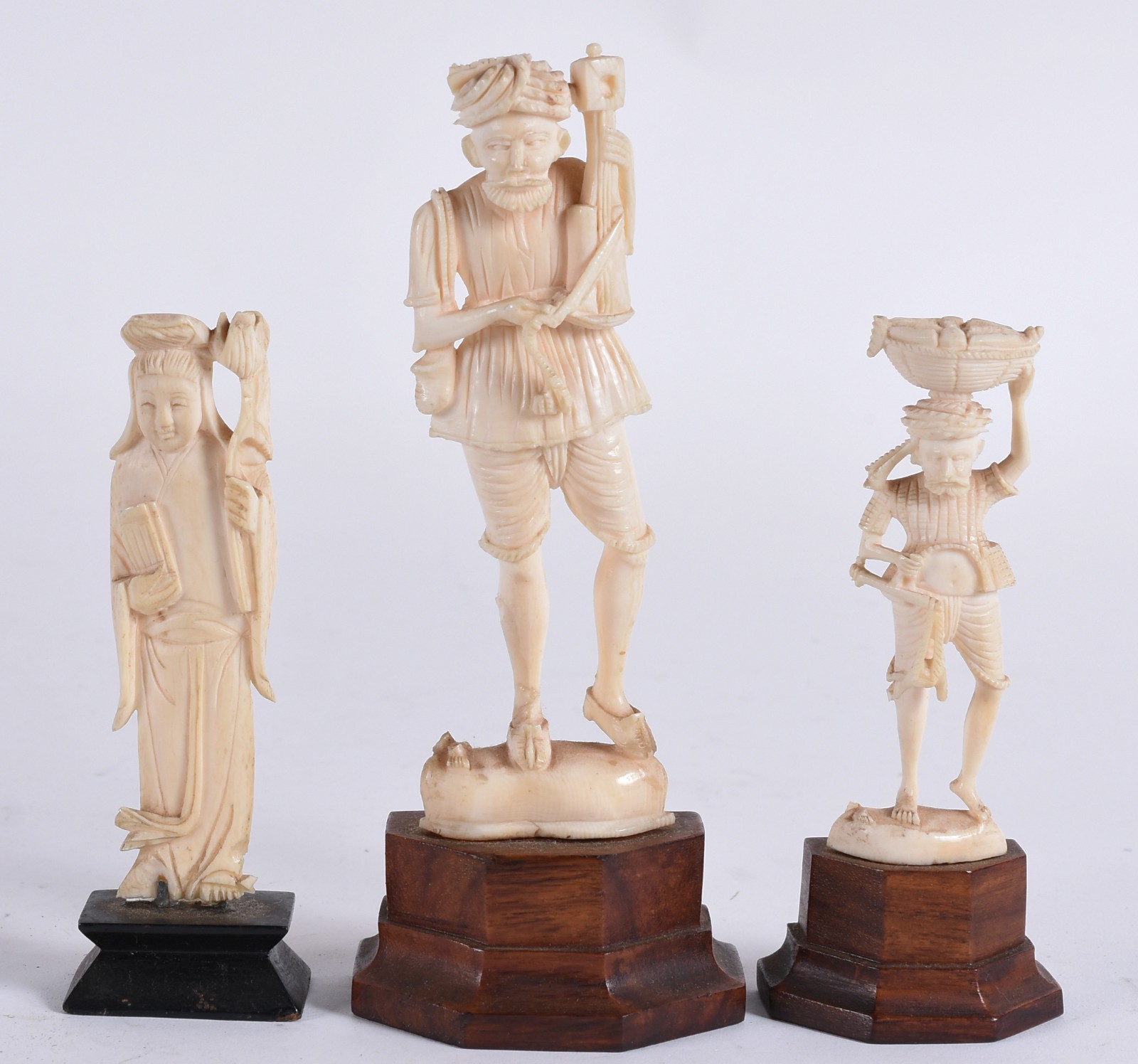 Três esculturas de marfim representando anciãos e gueixa, bases de... - foto 1 de 5