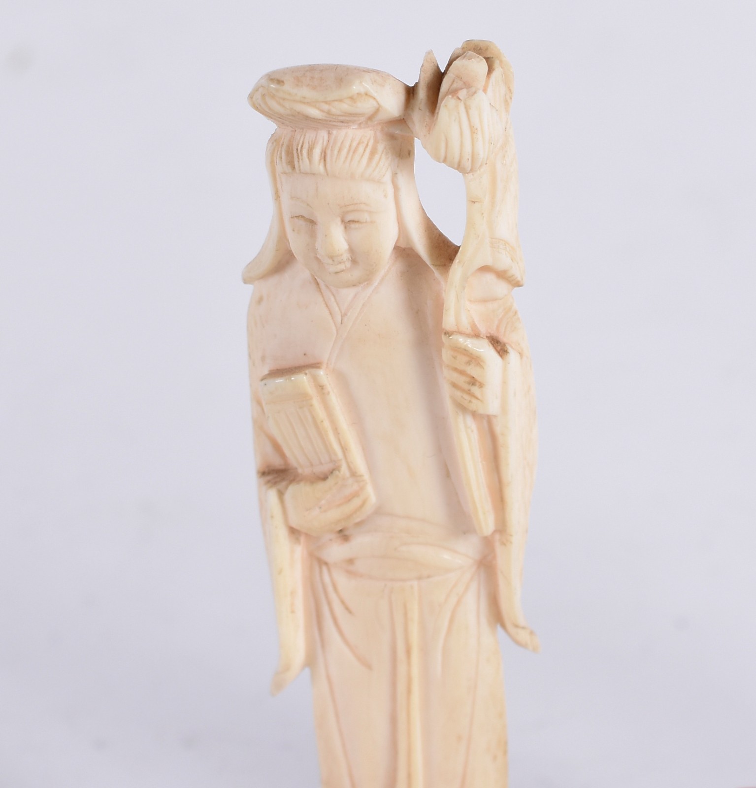 Três esculturas de marfim representando anciãos e gueixa, bases de... - foto 2 de 5