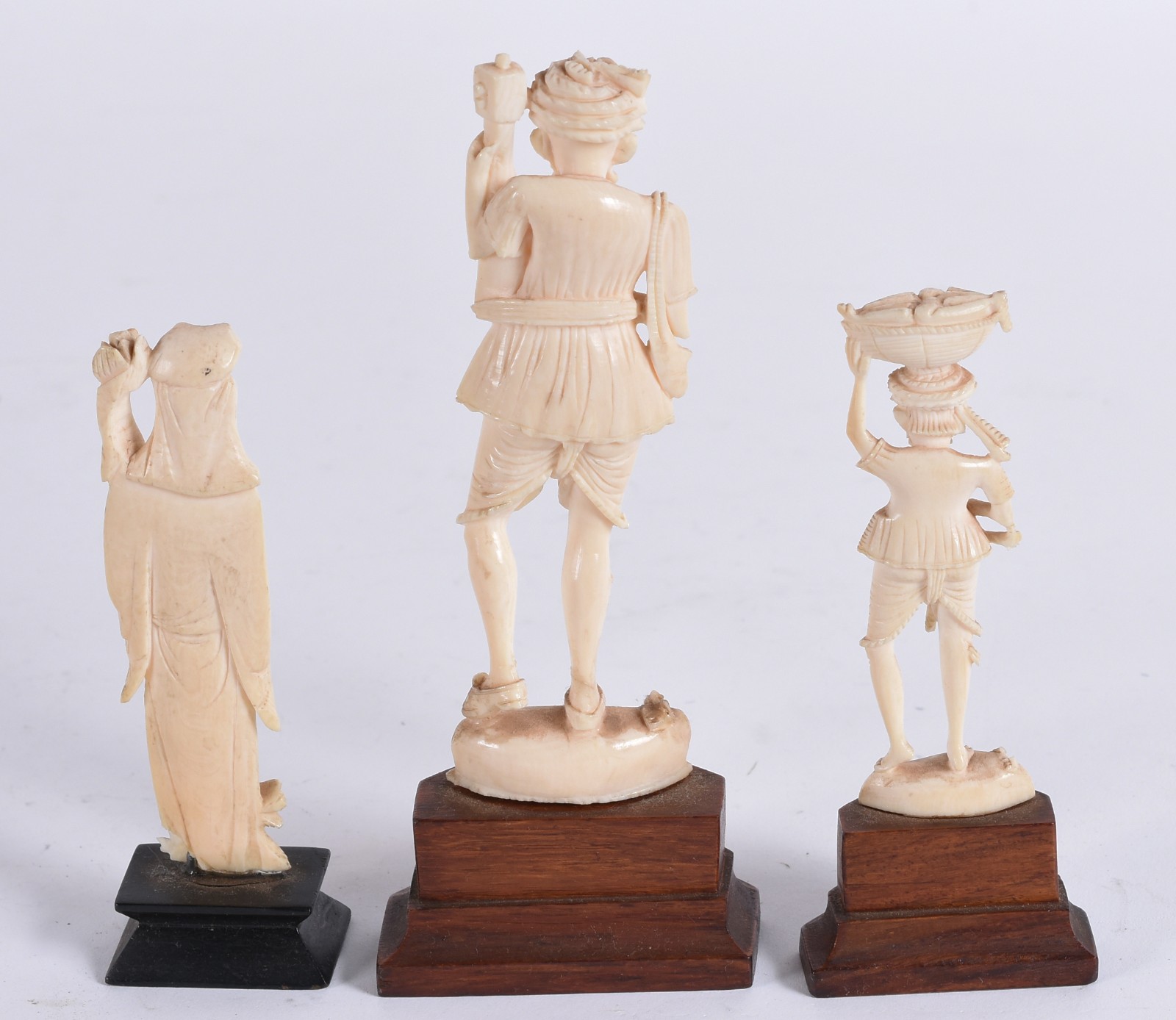 Três esculturas de marfim representando anciãos e gueixa, bases de... - foto 5 de 5