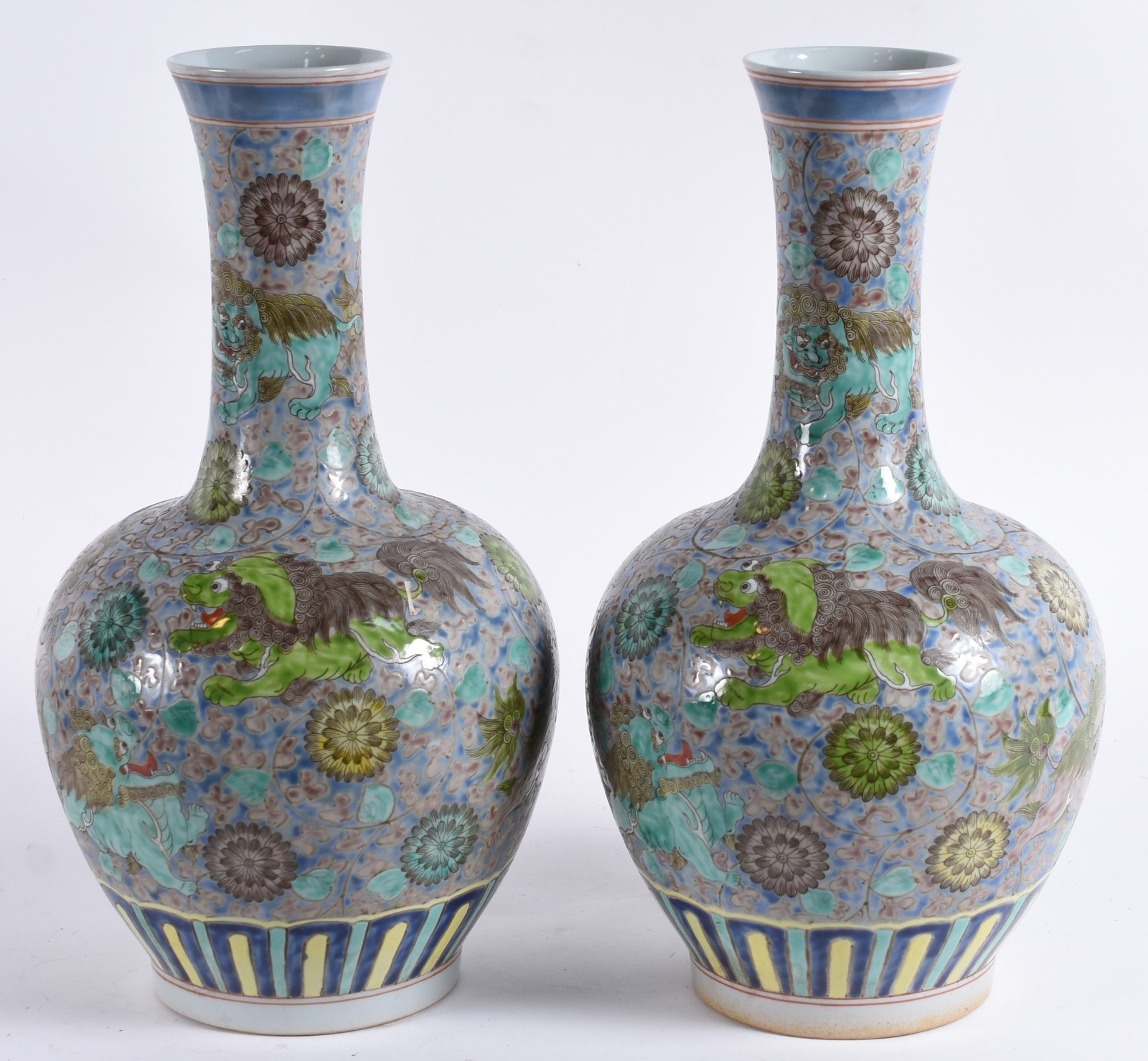 Par de vasos em porcelana chinesa de formato globular, com longos... - foto 1 de 4