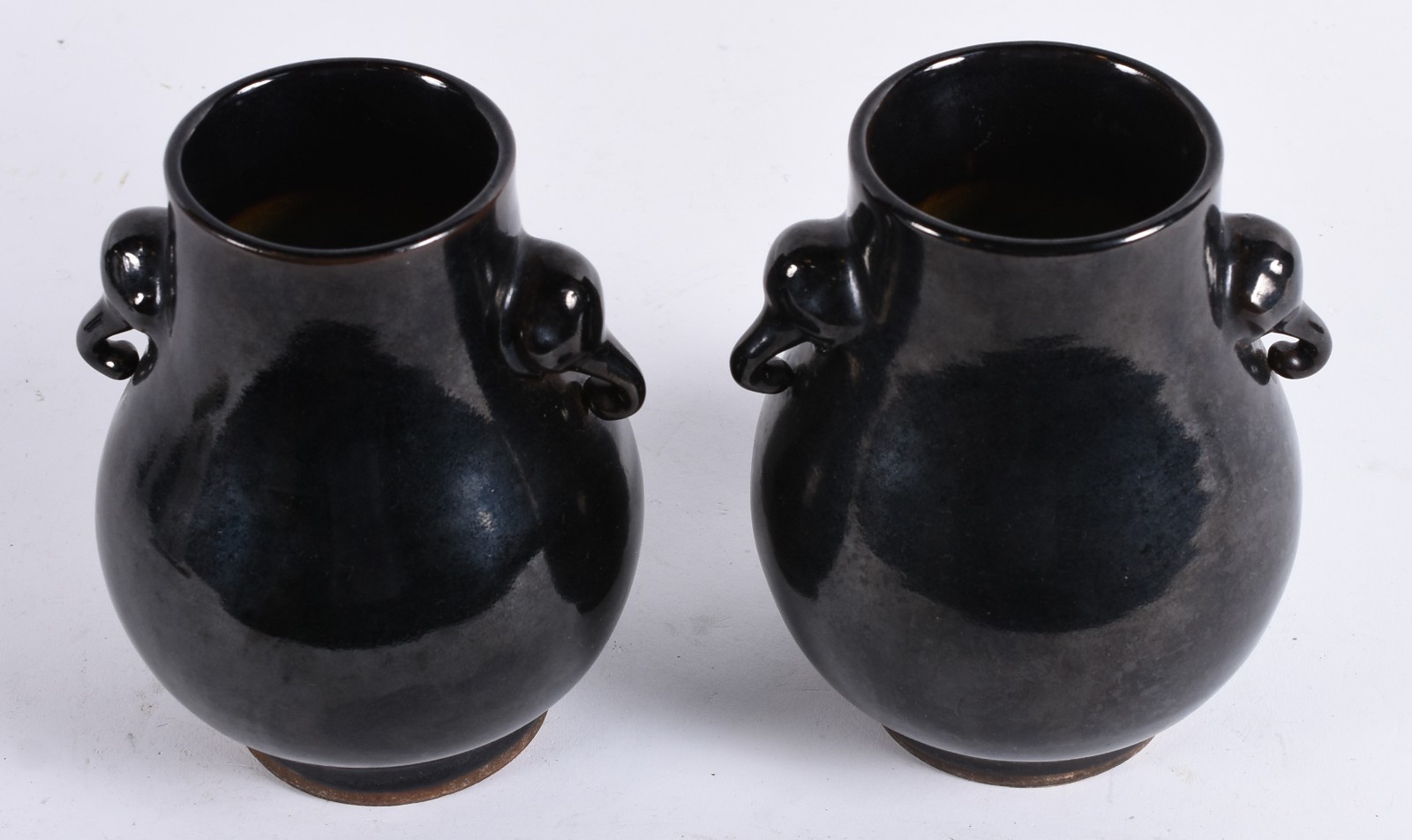 Par de vasos em porcelana chinesa de formato balaústre, revestidos... - foto 2 de 4