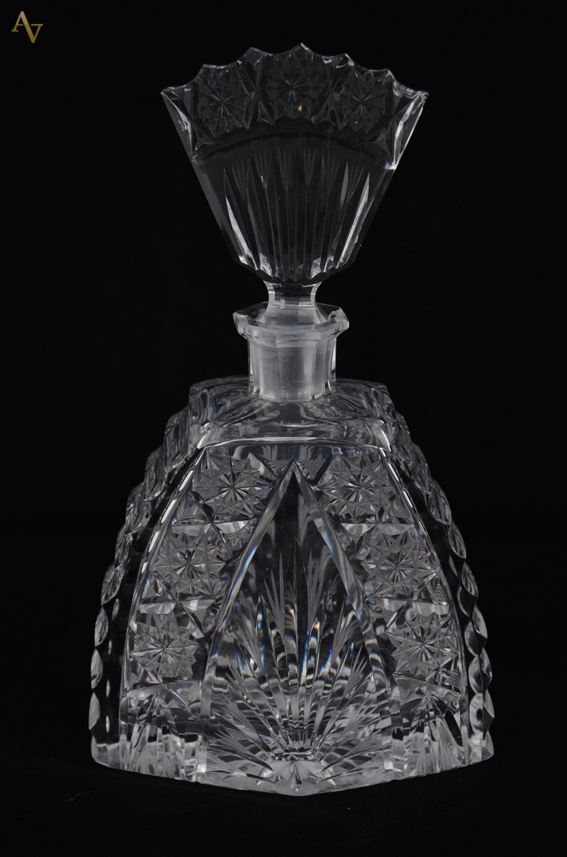 Garrafa de cristal europeu lapidado feitio leque. Alt. 27 cm