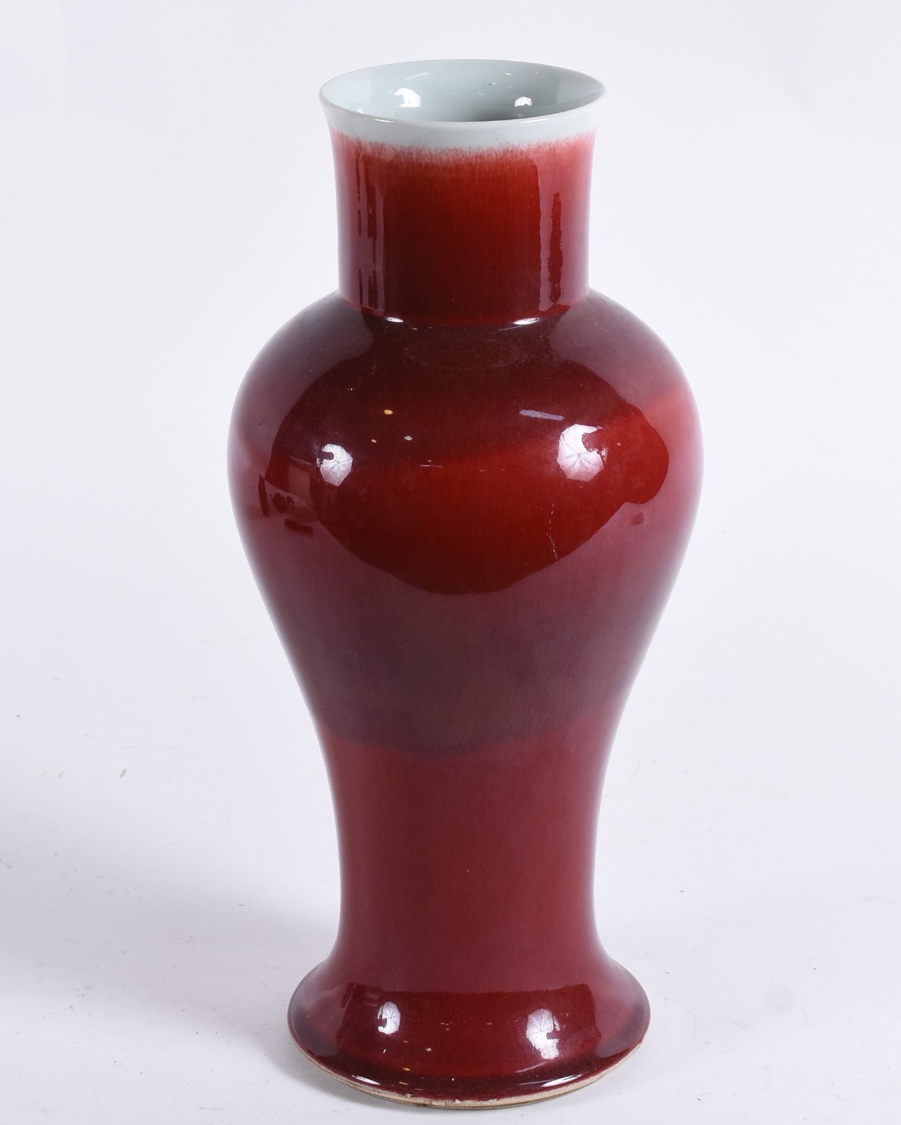 - Vaso em porcelana chinesa de formato balaústre, ornamentado por... - foto 1 de 3