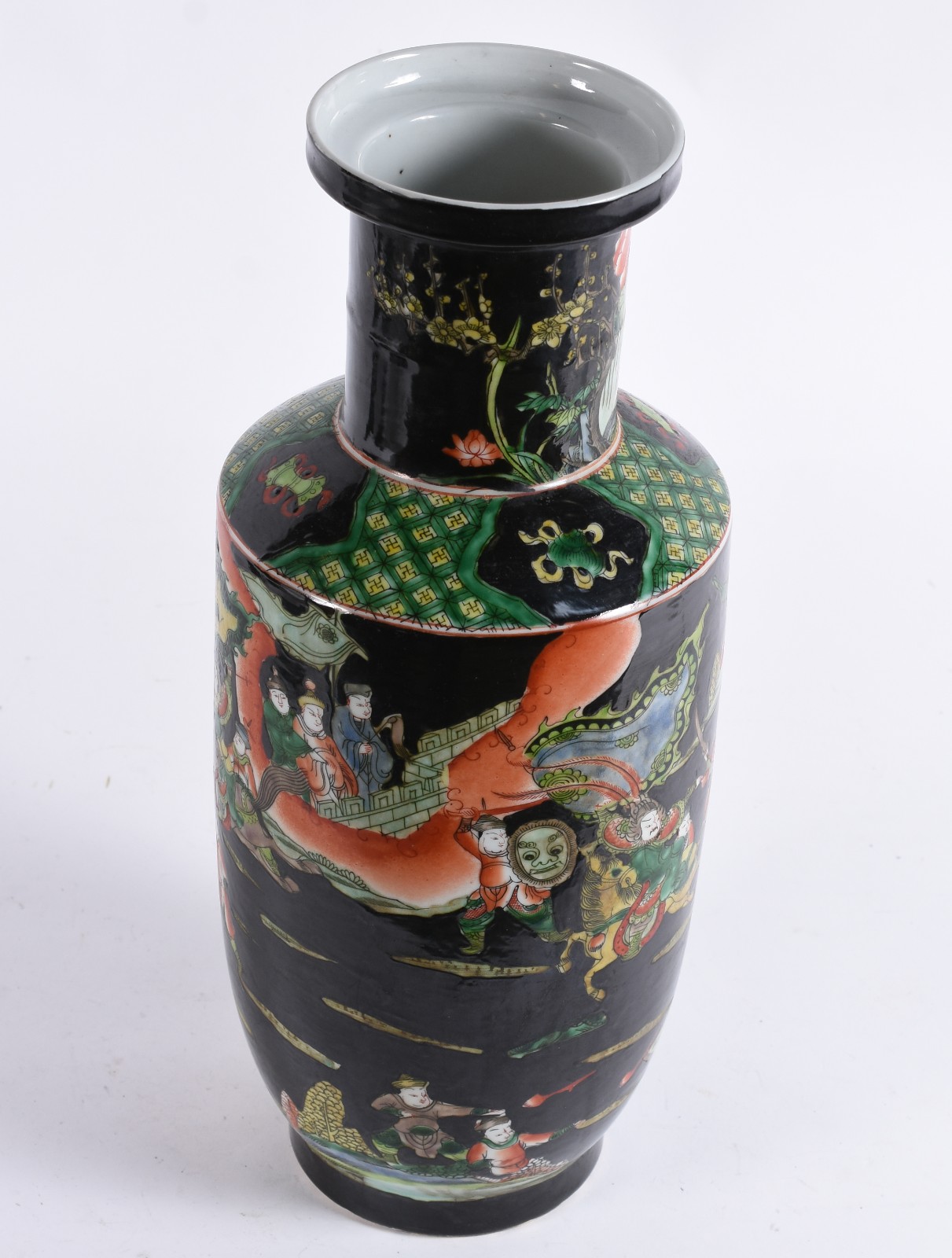 Vaso de formato balaústre em porcelana chinesa, decorado em esmaltes... - foto 2 de 4