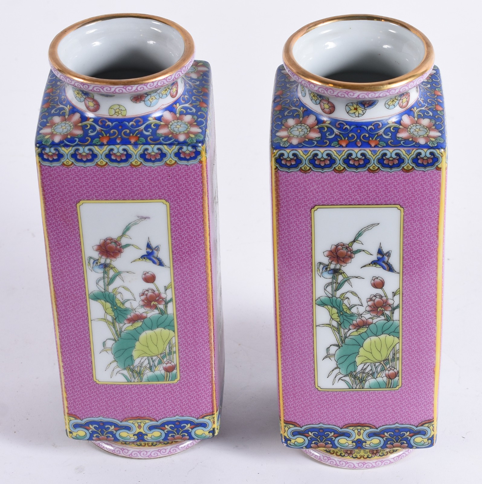 Par de vasos em porcelana chinesa de formato quadrangular, decorados... - foto 1 de 4