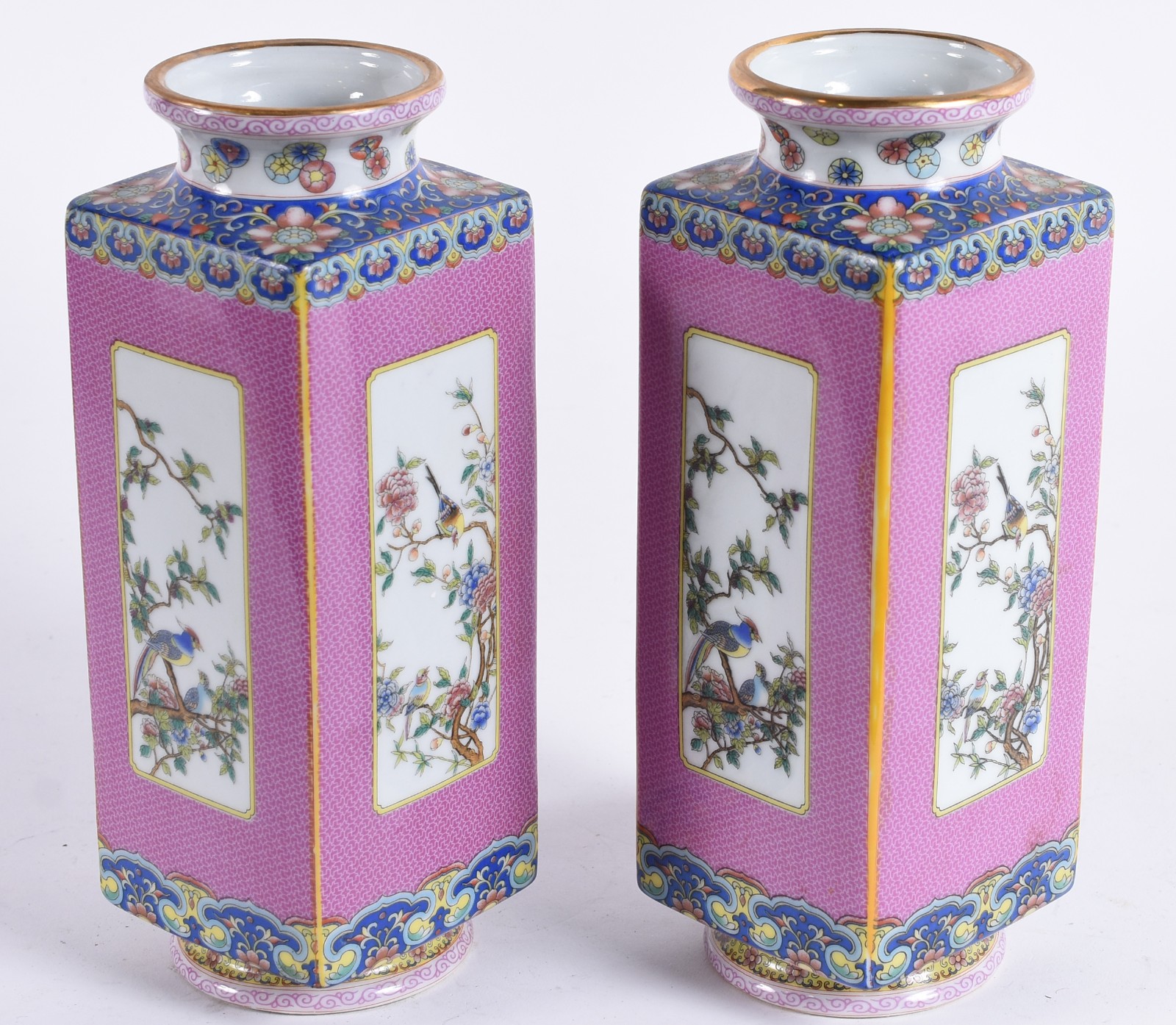Par de vasos em porcelana chinesa de formato quadrangular, decorados... - foto 2 de 4