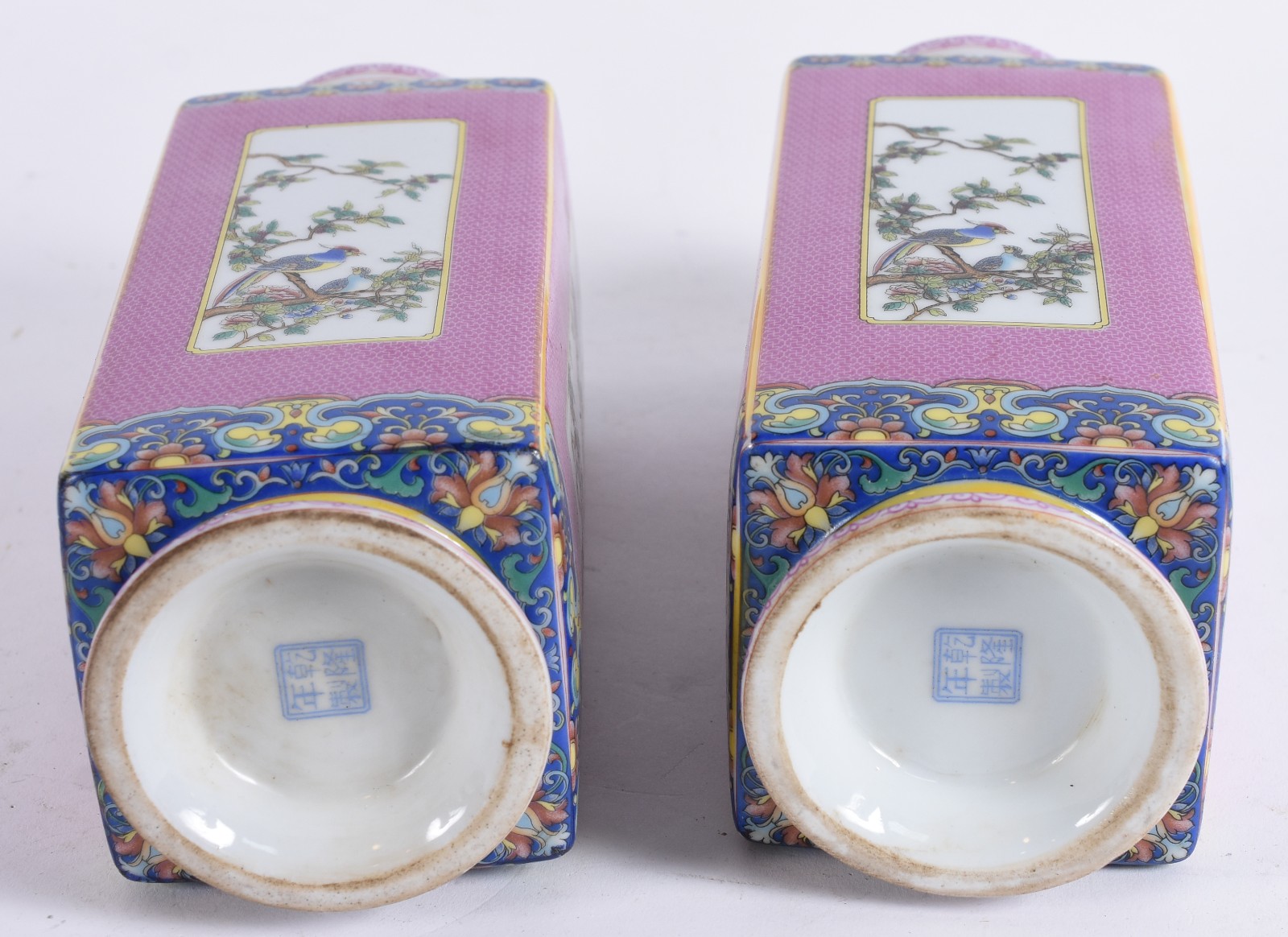 Par de vasos em porcelana chinesa de formato quadrangular, decorados... - foto 3 de 4
