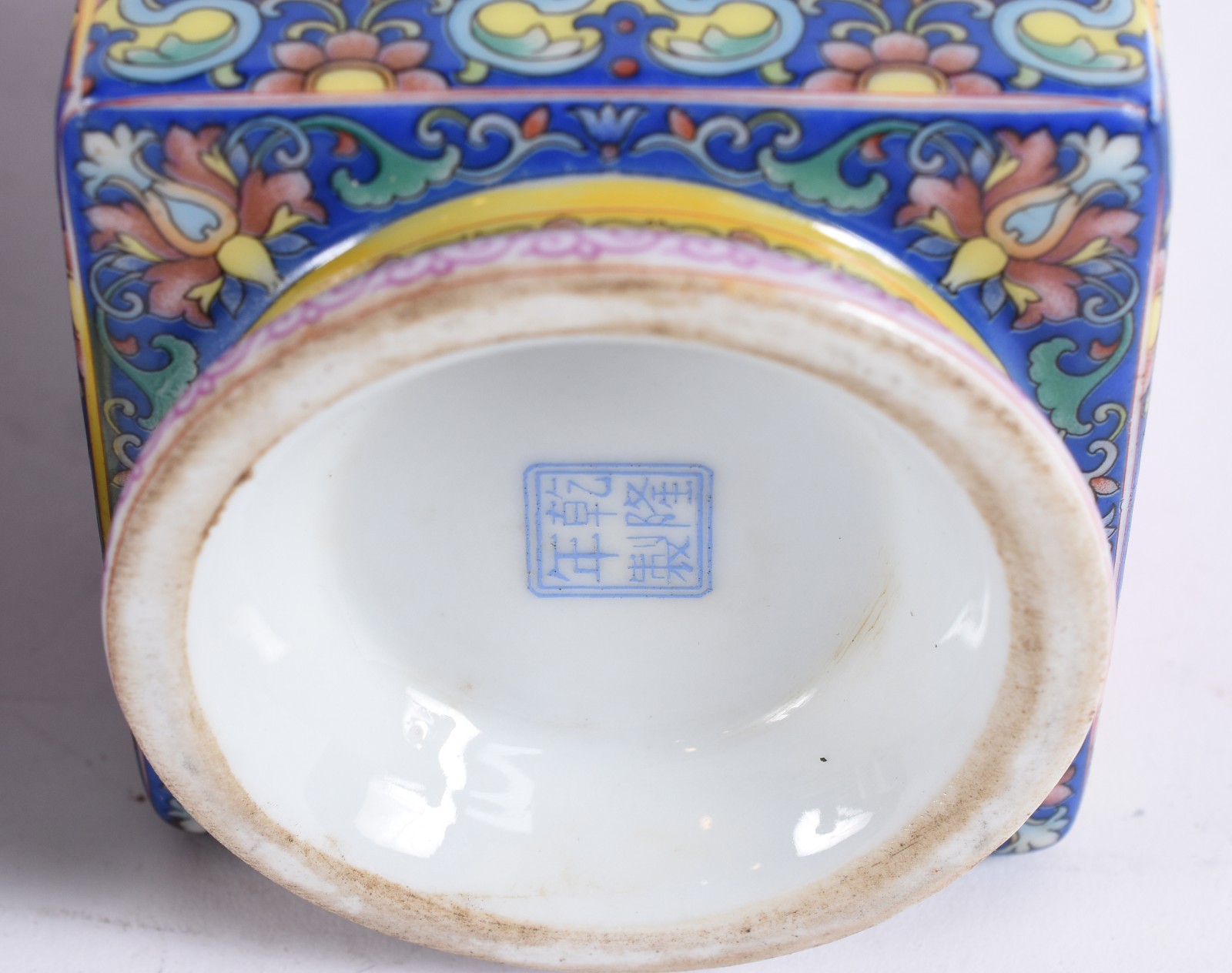 Par de vasos em porcelana chinesa de formato quadrangular, decorados... - foto 4 de 4