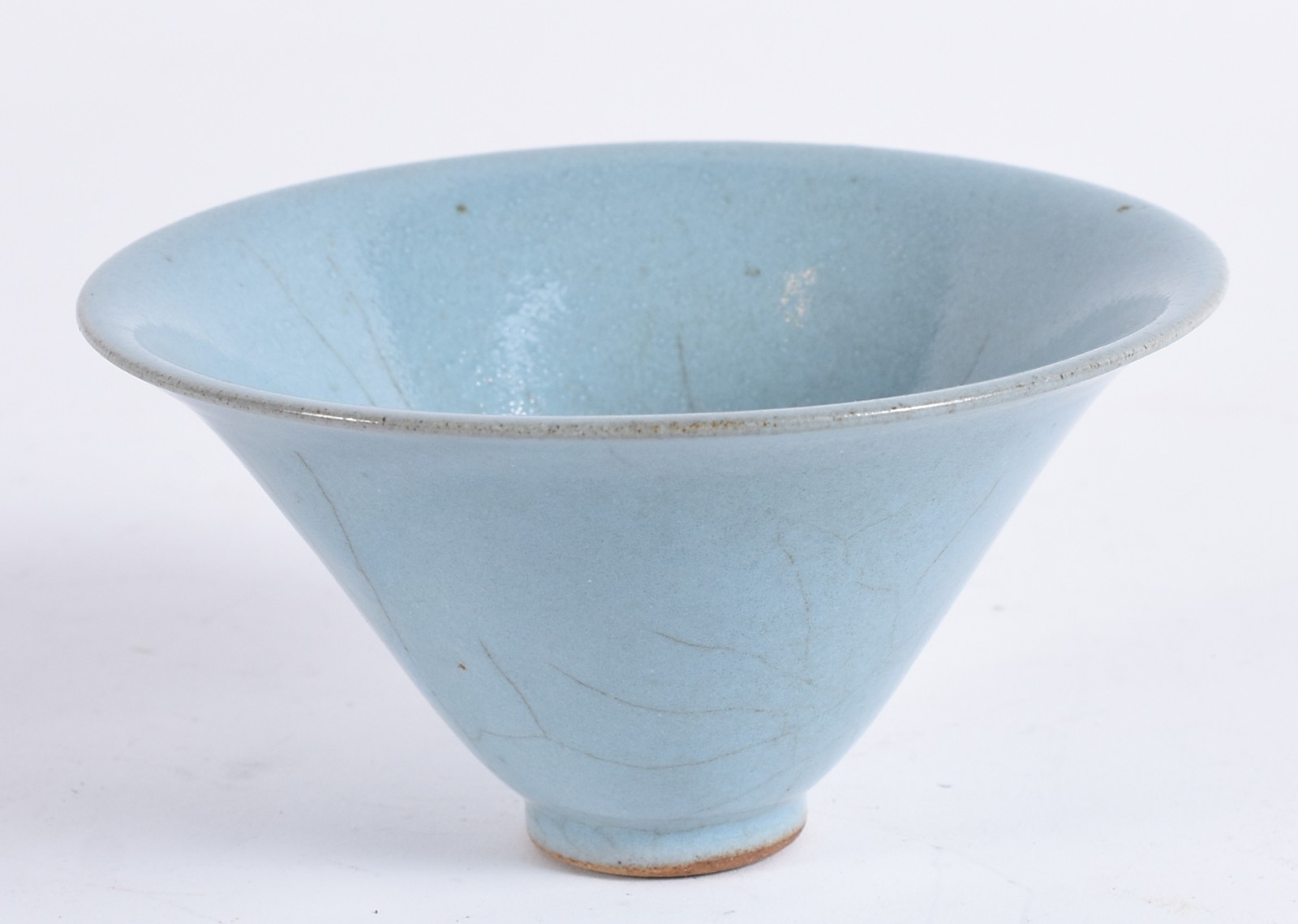 Pequeno bowl de formato cônico em porcelana chinesa, revestido por... - foto 1 de 4