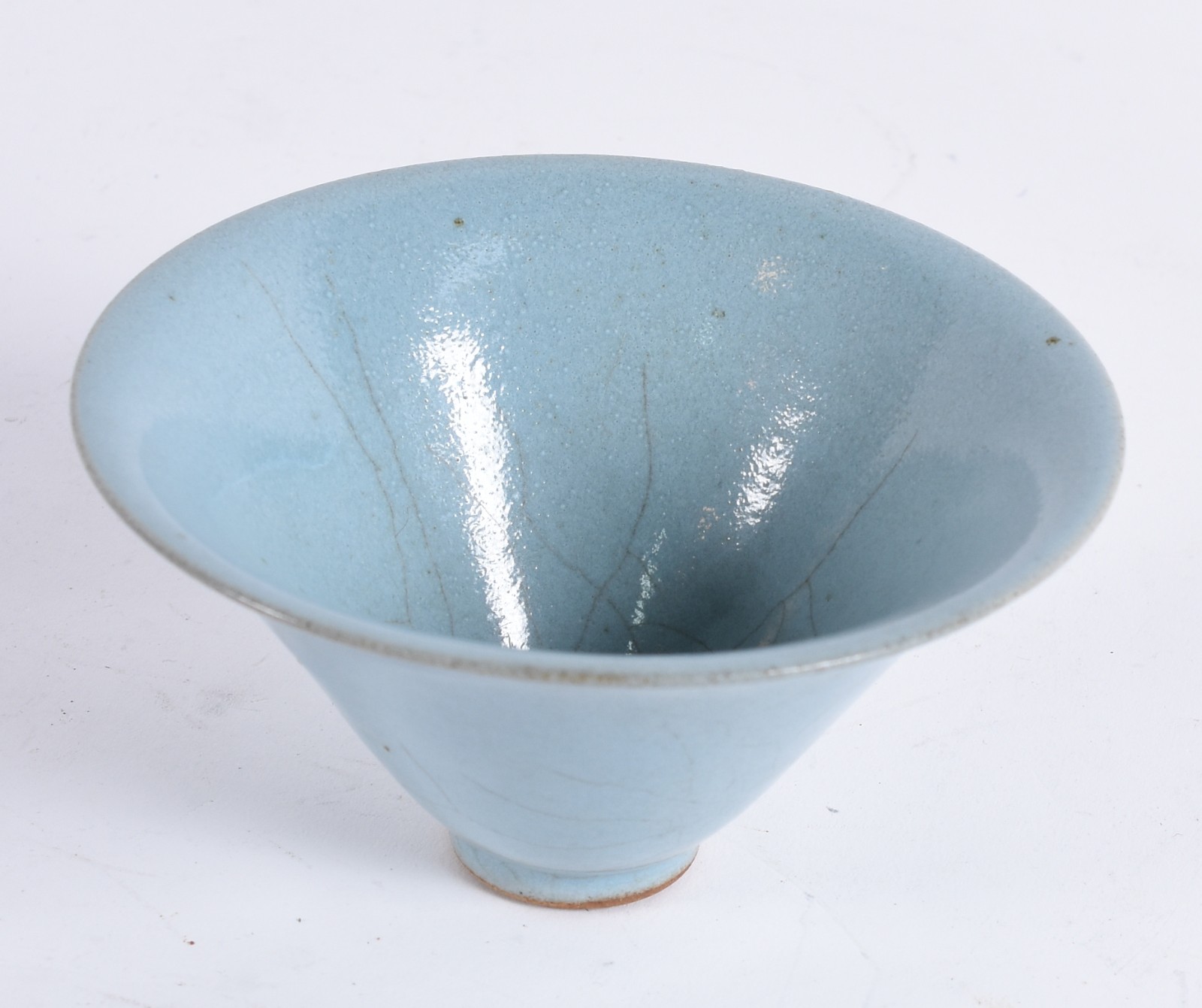 Pequeno bowl de formato cônico em porcelana chinesa, revestido por... - foto 2 de 4