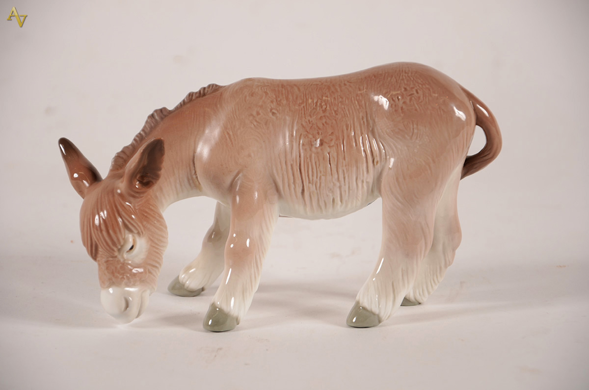 Estatueta de porcelana espanhola LLADRÓ, repres. burrico. (Alt. 15 cm)