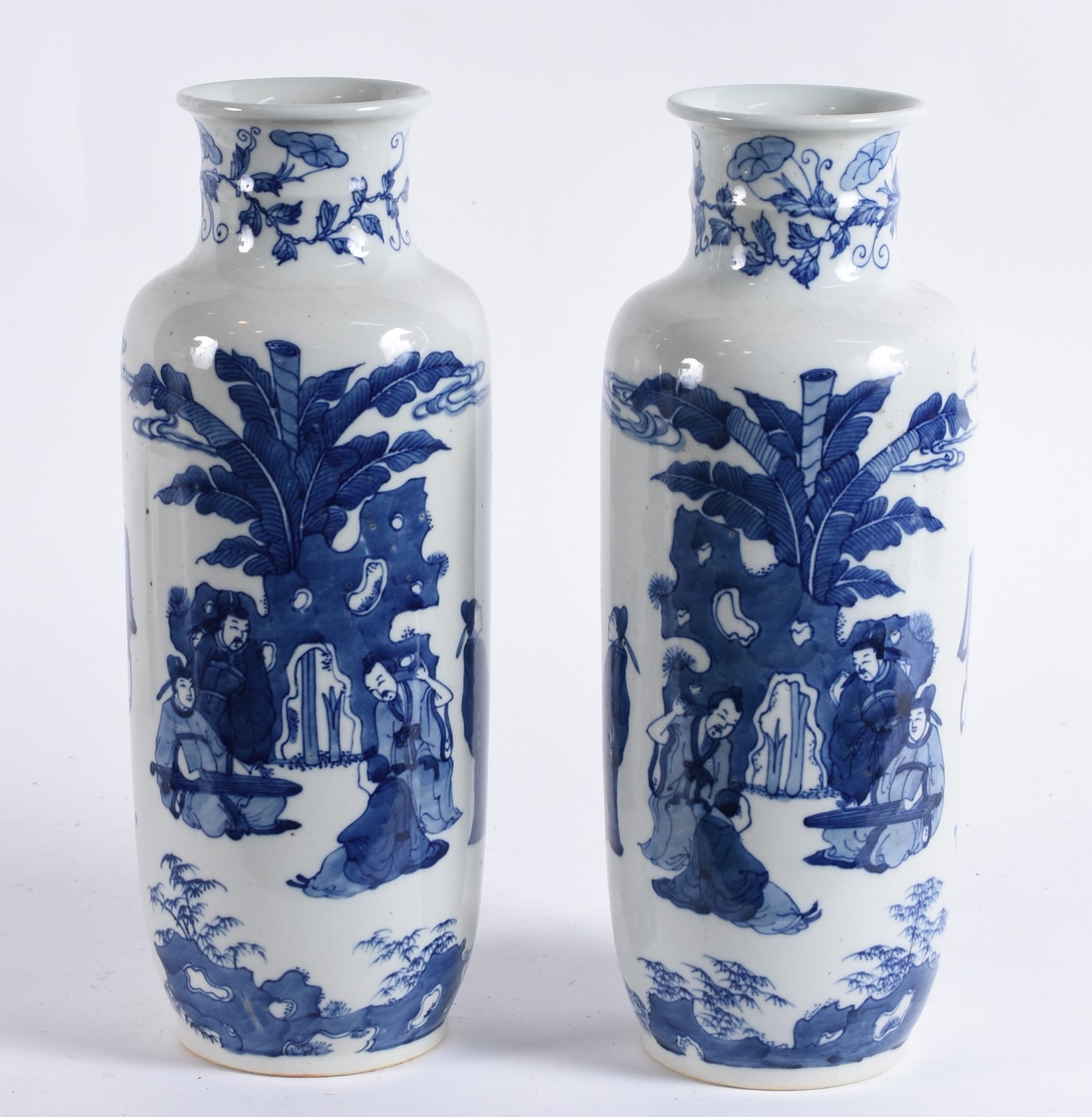 Par de vasos em porcelana chinesa de formato “rouleau”, decorados em... - foto 1 de 4