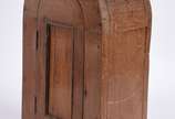 Pequeno oratório de madeira nobre, uma porta co... - Pequeno oratório de madeira nobre, uma porta com parte superior no feitio arredondado, Bahia, século XIX.