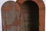 Pequeno oratório de madeira nobre, uma porta co... - Pequeno oratório de madeira nobre, uma porta com parte superior no feitio arredondado, Bahia, século XIX.